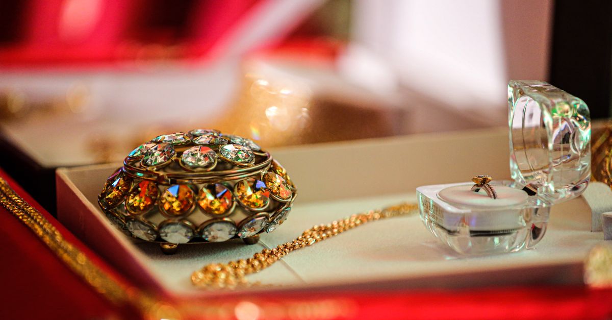 assurez vos bijoux précieux contre la perte, le vol et les dommages avec notre assurance bijoux fiable et adaptée à vos besoins.