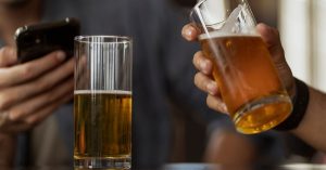 découvrez les interactions entre les anti-inflammatoires et l'alcool, leurs effets potentiels sur la santé et les précautions à prendre.