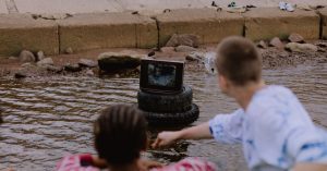 découvrez les causes courantes d'un téléviseur cassé et les solutions pour réparer ou remplacer votre tv défectueuse.