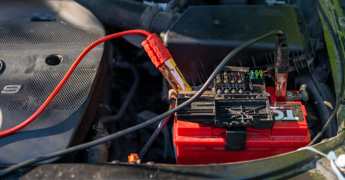 découvrez comment prolonger la durée de vie de la batterie de votre voiture et les facteurs qui l'influencent pour éviter les pannes imprévues.
