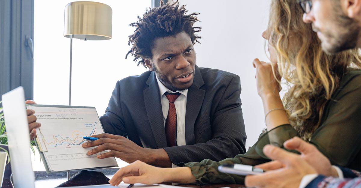 conseiller financier expert offrant des solutions personnalisées pour optimiser vos investissements et sécuriser votre avenir financier.