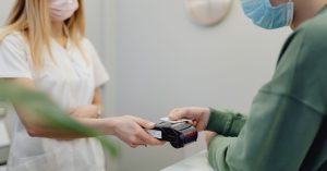 découvrez comment accéder aux soins de santé sans carte d'assurance maladie et les alternatives disponibles pour garantir votre prise en charge médicale.