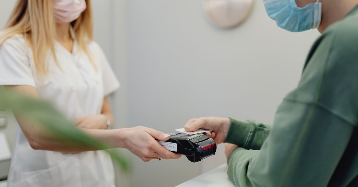 découvrez comment accéder aux soins de santé sans carte d'assurance maladie et les alternatives disponibles pour garantir votre prise en charge médicale.
