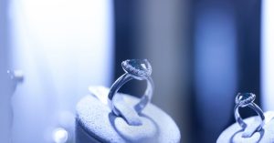 assurez vos bijoux précieux avec notre assurance spécialisée, offrant une protection complète contre la perte, le vol et les dommages.