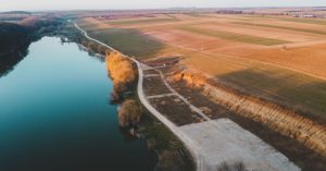 découvrez les enjeux et solutions liés aux conflits fonciers, comprenant les causes courantes, les démarches juridiques et les conseils pour résoudre efficacement un différend de propriété.