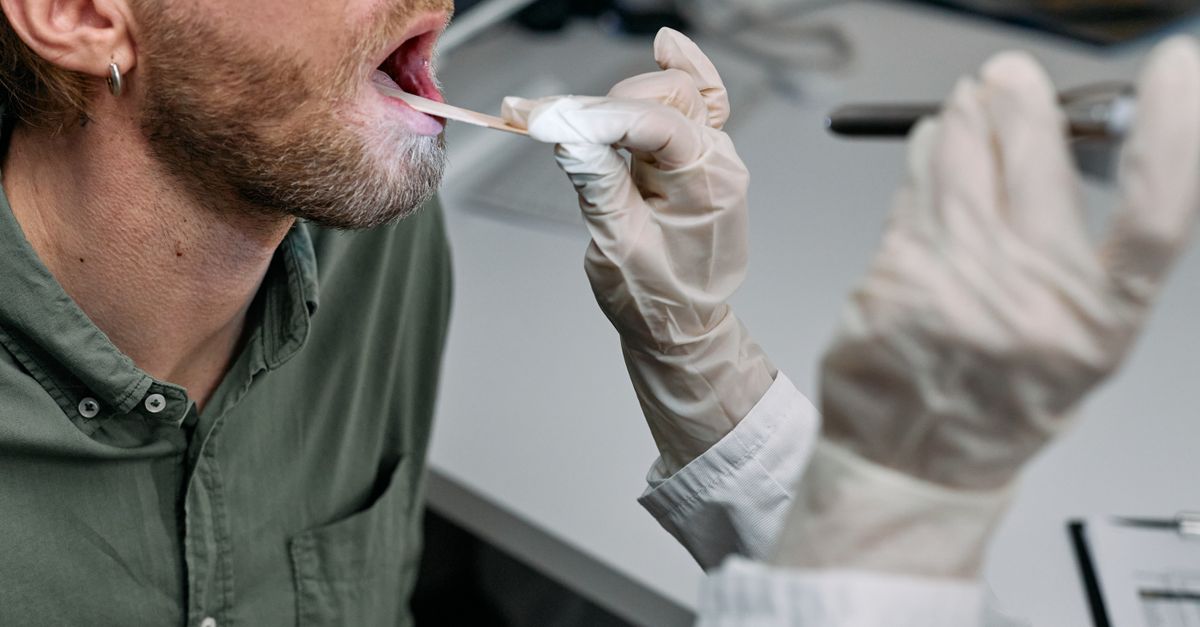 la tonsillectomie est une intervention chirurgicale visant à retirer les amygdales, généralement pratiquée pour traiter les infections fréquentes ou les difficultés respiratoires liées à leur hypertrophie.
